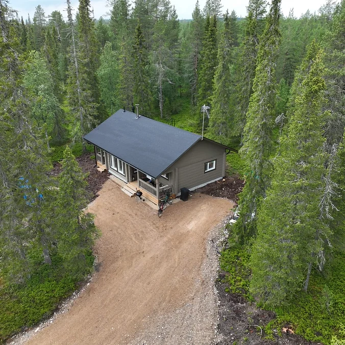 Une maison récente La maison a été construite récemment dans les années 2020.
