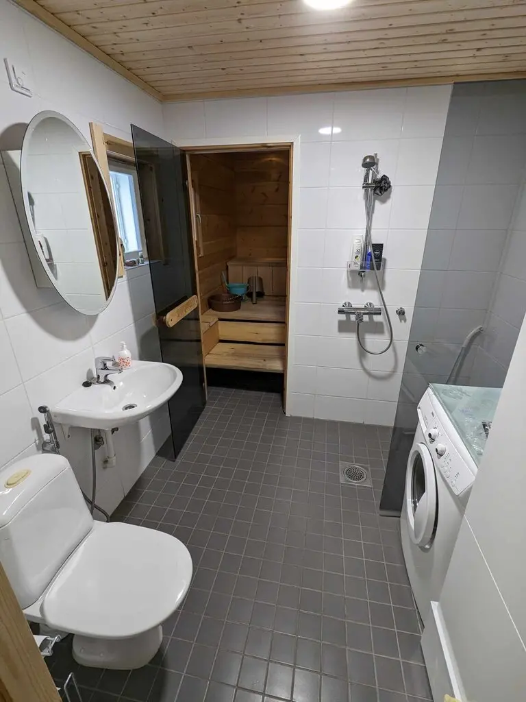 Salle de bain Une grande salle d'eau avec douche, et machine à laver est à disposition. Deux toilettes distinctes sont dans la maison