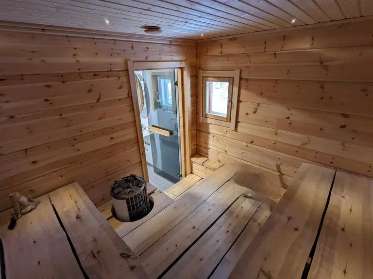 Detente Un spacieux sauna électrique vous offrira un moment de relaxation.