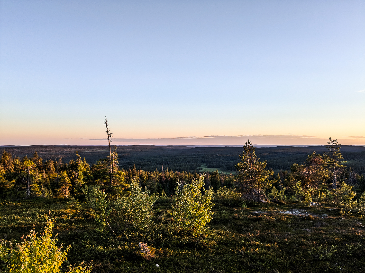 Coucher du soleil un soir d'été en Laponie
